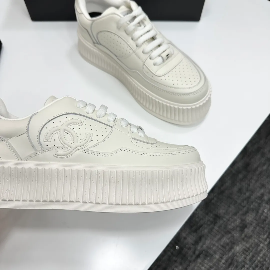 👟👟Ex-factory price 560👟👟Chanel Panda Shoes! 2025 counter's top casual sports shoes. This classic design; the upper is electro-embroidered with a variety of techniques; the outsole is fashionable and sporty; the unusual inclusion of a variety of color matching elements... The diversified mix and match is very good-looking and versatile, and can be used for leisure, fashion, sports, and outdoor... ꫛꫀꪝ Go➫ Materials: ❶Upper made of: original imported first-layer silk cowhide + original waterproof cloth + original first-layer cowhide ❷Inner lining: Breathable mesh ❸ Outsole based on: original TPU combination outsole, full set of boutique packaging for women 35–41